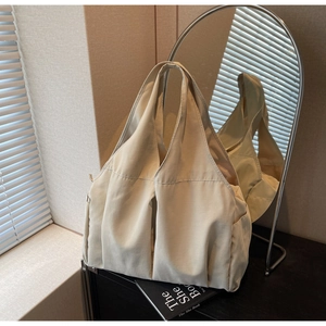 Détail du grand sac cabas plissé crème montrant sa capacité et sa texture de tissu souple
