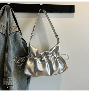 Détail du sac nuage argenté métallisé avec nœud coulissant et bandoulière réglable