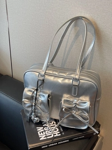 Zaino argento stile balletto con tasche a fiocco e ciondolo a cuore su libro nero