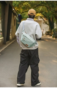 Vue extérieure d'un grand sac bandoulière vert menthe avec sangle grise réglable