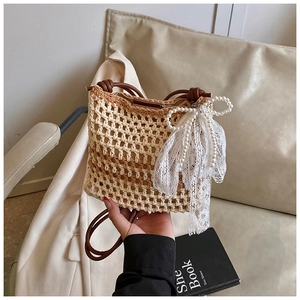 Détails du sac tissé à la main avec nœud en perles, rubans dentelle et bandoulière cuir