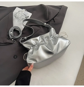 Détail du sac nuage argenté plissé avec finition métallique texturée et bandoulière amovible