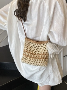 Sac bandoulière tissé bohème fait main avec nœud en dentelle et perles d'été