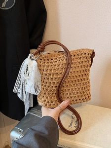 Sac bandoulière en paille tressée avec anses en cuir marron et breloque en perles