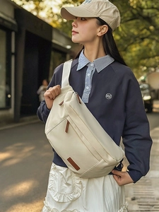 Sac de poitrine beige minimaliste à grande capacité avec bandoulière réglable pour femme
