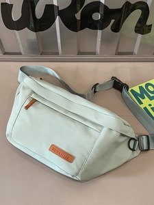 Sac bandoulière léger en nylon vert menthe avec sangle réglable et logo en cuir