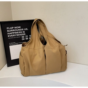 Détail d'un sac cabas en toile jaune gingembre avec grandes poches et large bandoulière