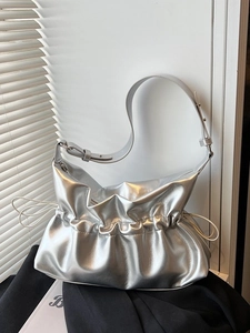 Sac nuage froncé argent métallisé avec bandoulière réglable pour femmes