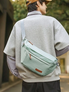 Sac bandoulière vert menthe en nylon de grande capacité porté par un homme dehors