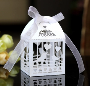 Boîte à bonbons détaillée découpée au laser avec motifs de cœur et nœud en ruban