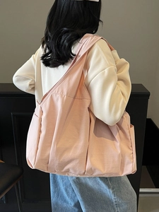 Sac fourre-tout rose minimaliste à grande capacité avec bandoulière large pour le quotidien