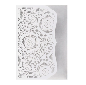 Dettaglio dell'invito bianco tagliato al laser con intricati motivi floreali mandala