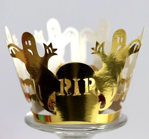 Dettaglio del pirottino dorato per cupcake di Halloween con fantasma e tomba RIP incisa