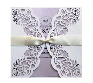 Détail d'invitation de mariage découpée au laser avec insert lilas et ruban en soie blanc