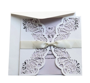 Élégante invitation de mariage découpée au laser avec motifs floraux et ruban de soie