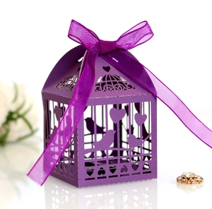 Détail de la boîte à bonbons violette découpée au laser avec oiseaux et ruban organza