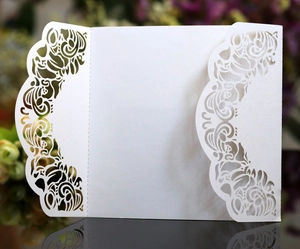 Élégante carte d'invitation blanche découpée au laser pour mariages et fêtes
