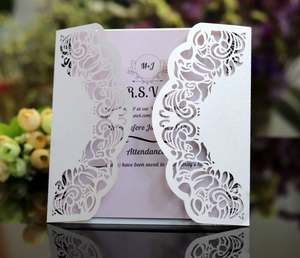 Faire-part mariage blanc nacré découpé au laser avec carte RSVP rose et fleurs