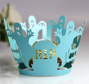 Dettaglio del bordo per cupcake di Halloween tagliato al laser con lapide e fantasmi