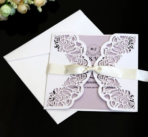 Élégant kit d'invitation blanc découpé au laser avec encart lilas et nœud en soie