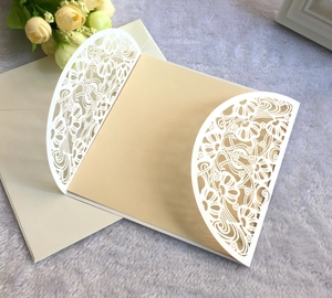 Details der lasergeschnittenen Hochzeitseinladung mit Karte und passendem Umschlag