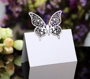 Elegante lasergeschnittene Schmetterling-Tischkarten aus weißem Perlmuttpapier für Hochzeiten