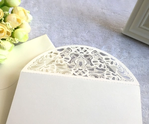 Edle lasergeschnittene Hochzeitseinladung Hülle aus elfenbein Perlmuttpapier