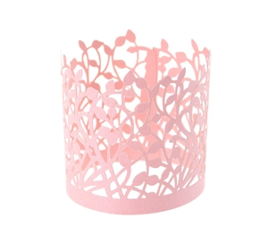 Dettaglio involucro per cupcake in carta rosa tagliata al laser con motivi a foglie eleganti