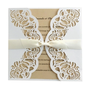 Détail de l'invitation de mariage découpée au laser avec motifs de vigne et nœud en soie