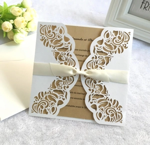Détail d'invitation de mariage découpée au laser avec ruban satin beige et papier kraft