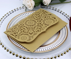 Invito di nozze dorato tagliato al laser con intricati motivi floreali mandala