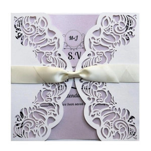 Invitation de mariage découpée au laser avec nœud en soie et encart nacré violet
