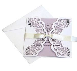 Lot d'invitations de mariage découpées au laser avec carte violette et ruban blanc