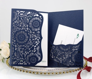 Dettaglio macro dell'invito floreale tagliato al laser con texture glitter blu navy