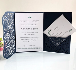 Vista dettagliata dell'elegante invito di nozze blu navy tagliato al laser con RSVP