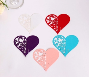 Segnaposto a cuore in carta tagliata al laser per calici da vino in colori assortiti