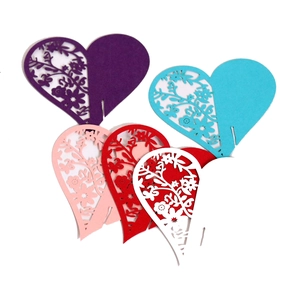Biglietti a forma di cuore traforati al laser in vari colori per decorazioni nuziali