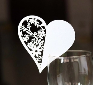Segnaposto per Bicchieri a Forma di Cuore Tagliati al Laser in Carta Perla Artificialta con Design Floreale Traforato per Banchetti Nuziali