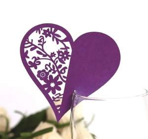 Marque-place cœur violet avec découpe laser florale pour décoration de verre mariage