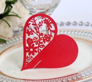 Marque-place cœur rouge ajouré avec motif floral découpé au laser pour mariage