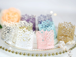 Vista macro di copri candele in carta intagliata al laser con motivi a foglia colorati