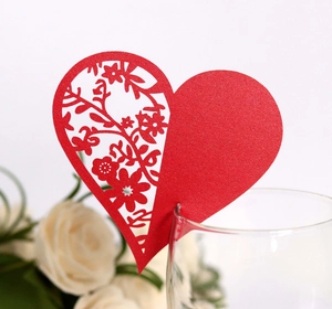 Segnaposto a cuore in carta tagliata al laser con motivo floreale per decorazioni party