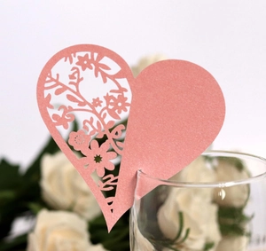 Dettaglio macro del segnaposto a cuore rosa tagliato al laser per decori nuziali
