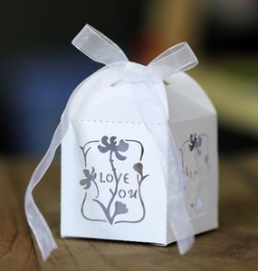 Detail der weißen lasergeschnittenen Hochzeits-Geschenkbox mit Love You und Schleife