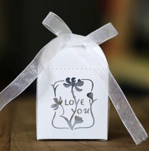 Detail der weißen hohlen Süßigkeitenbox mit LOVE YOU Schriftzug und eleganter Schleife