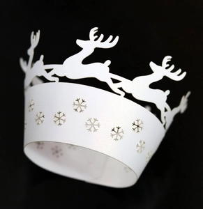 Détail de la caissette à cupcake blanche découpée au laser avec motifs de renne et flocon