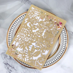 Détail d'une invitation découpée au laser sur une assiette en céramique et marbre chic
