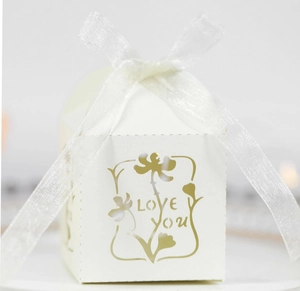 Weiße lasergeschnittene Gastgeschenkbox mit LOVE YOU Gravur und weißer Satinschleife