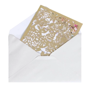 Faire-part de mariage découpé au laser avec motif de rose orange et enveloppe blanche