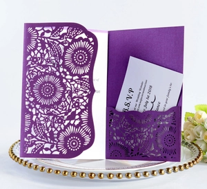 Dettaglio dell'invito di nozze viola con intaglio laser mandala e scheda RSVP
